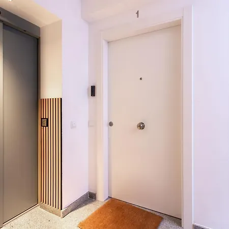 Staycampnou 3br With Balcony Lägenhet